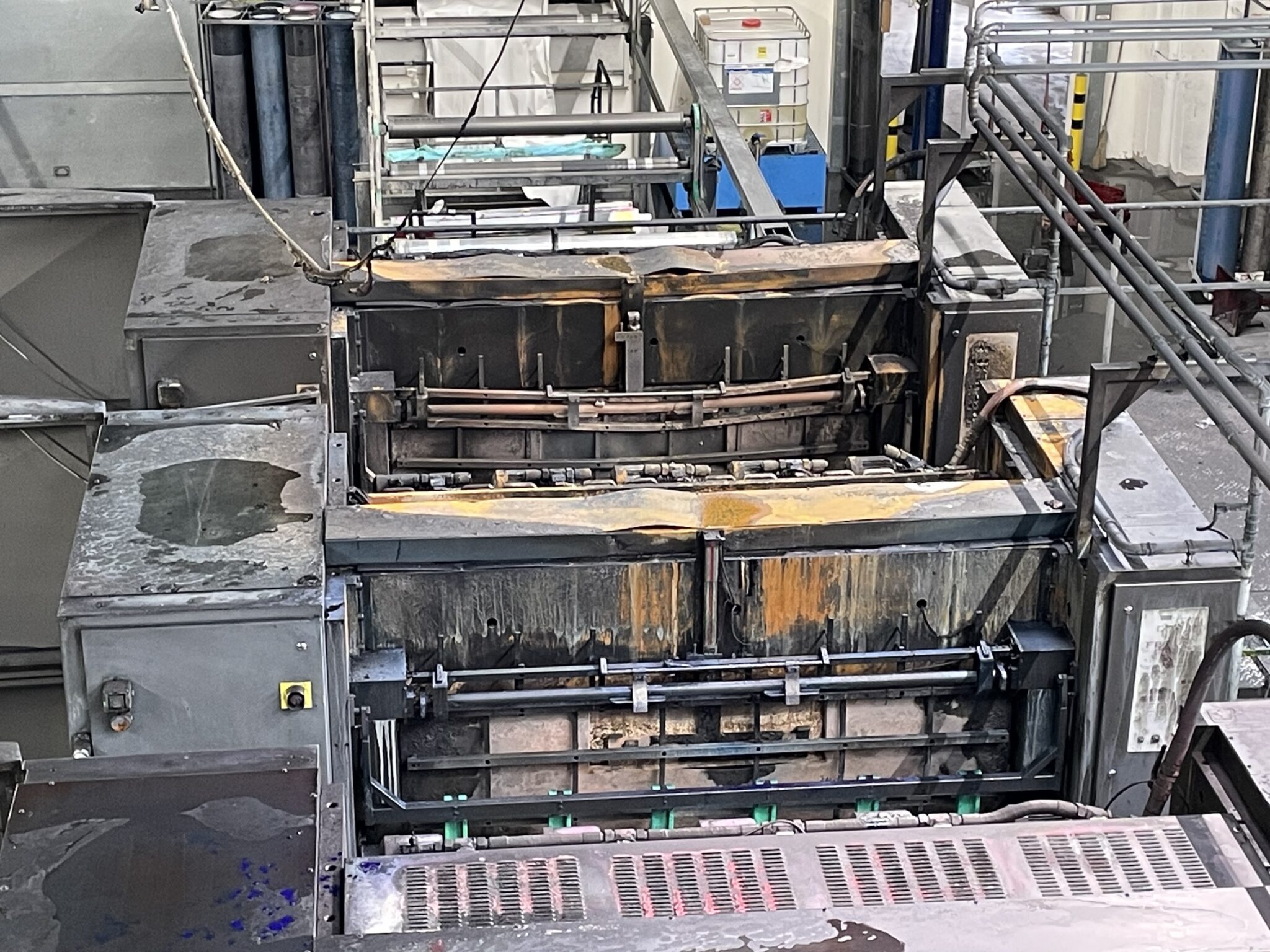 Die beschädigten Druckwerke der Rollenoffsetmaschine nach dem Brand in Grabfeld.