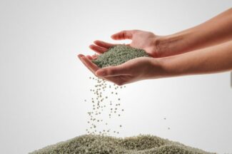 Kurz ist nach eigenen Angaben derzeit der einzige Hersteller in der Branche, der das PET der eigenen Transferdekoration in Rohstoff umwandelt.