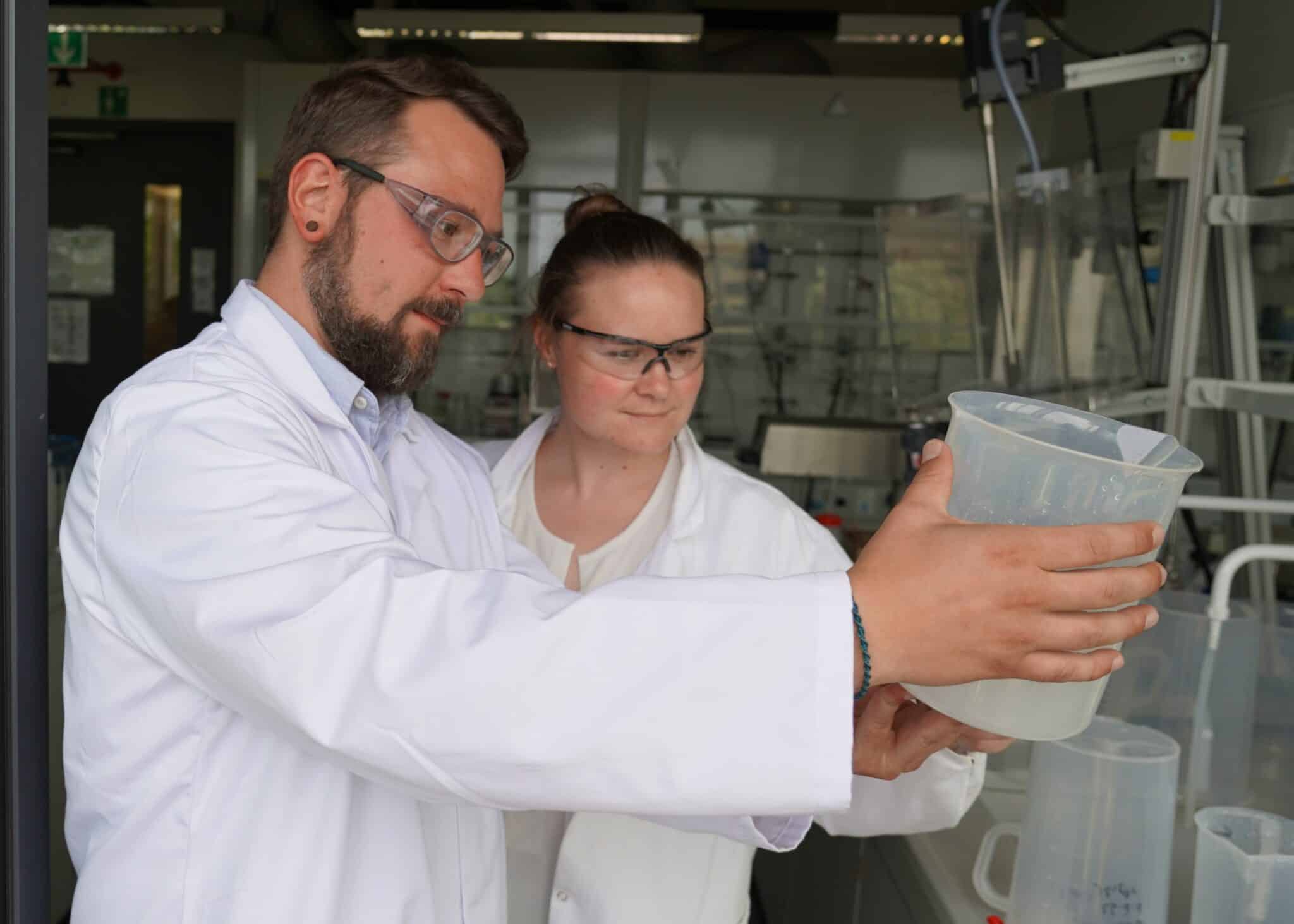Dr. Mathias Stanzel und Dr. Nicole Rath entwickeln mit ihrer patentierten Materialinnovation CeraSleeve eine Anwendungsmöglichkeit für ihre Forschungsergebnisse.