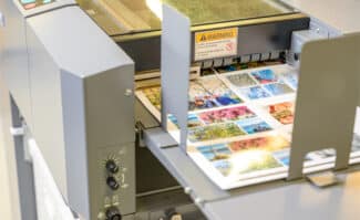 Druckindustrie: Postkarten-Fertigung und -Finishing beim deutschen Druckdienstleister von MyPostcard, der Magentur (Berlin)