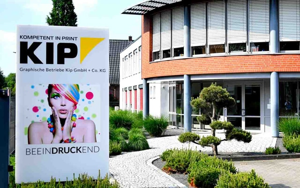 Geschäftsleitung und Mitarbeiter der Graphischen Betriebe Kip GmbH + Co. KG über die Urkunde des TÜV NORD über die Rezertifizierung des Managementsystems nach DIN EN ISO 9001:2015.
