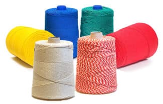 Die Verwendung von Kordeln aus 100% Recycling-Baumwolle vermittele "eine höhere Wertigkeit" und verbessere die Auspack-Erfahrung beim Verbraucher, heißt es beim Anbieter Antalis Verpackungen über die Kordelmaschinen.