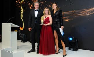 Druckindustrie: Druckereimanagerin des Jahres 2023 bei den Druck&Medien Awards: Diana Esser (Bildmitte)