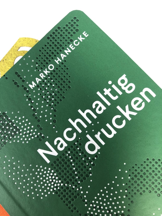 Das Buch "Nachhaltig drucken" von Marko Hanecke ist im Verlag Hermann Schmidt erschienen.