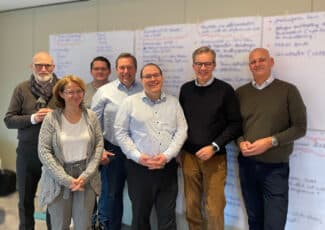 Die Teilnehmer der VDMB-Strategieklausur 2024 (v.l.n.r.): Strategie-Coach Jürgen Schmidt-Hillebrand, Yvonne Fuchs, Reinhold Rill, Marian Rappl, Bastian Elflein, Holger Busch und Jens Meyer.