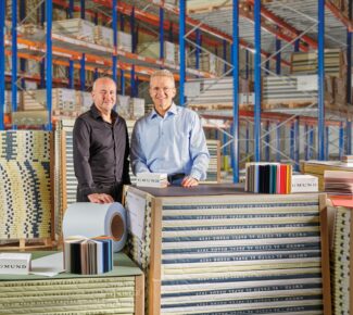 Flyeralarm CEO Thorsten Fischer und der Inhaber von Gmund Papier, Florian Kohler, im neuen Auslieferungslager in Würzburg.