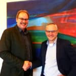 Geschäftsführer Frank Neumeister (li.) begrüßt Matthias Hoelle als neues Mitglied der Nela-Geschäftsleitung.