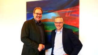 Geschäftsführer Frank Neumeister (li.) begrüßt Matthias Hoelle als neues Mitglied der Nela-Geschäftsleitung.