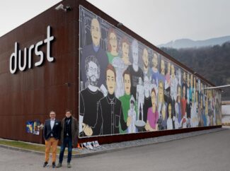 Christoph Gamper, CEO und Miteigentümer der Durst Group (li.), mit dem Künstler Klaus Pobitzer vor einer der gestalteten Außenwände.