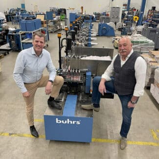 Stabübergabe (v. l.): Inno Packtech-Geschäftsführer Herco Koeling und Buhrs-Inhaber Dick Verheij.