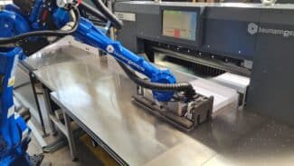 Perfecta Schneidmaschinenwerk - maschine mit Roboterarm.