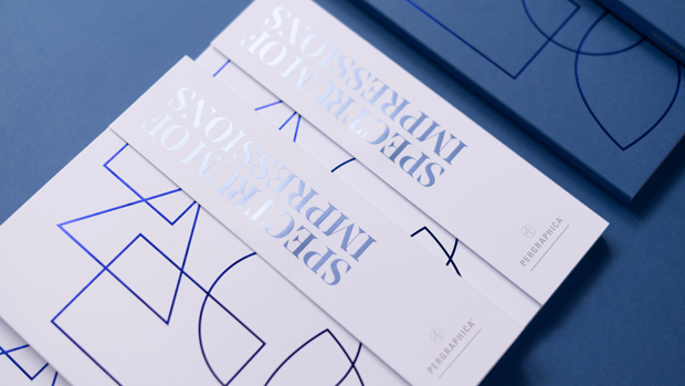 In fünf Kapiteln zeigt das Printbook die wichtigsten Einflussfaktoren für hochwertige Druckerzeugnisse: Papierauswahl, Oberflächenbeschaffen- heit, Drucktechniken, Veredelung und Nachhaltigkeit.