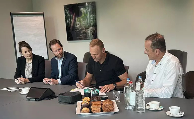 Übernahme (von links nach rechts): Mirjam Lange (Head of Strategy and M&A, Siegwerk), Gilles Le Moigne (Business Head Circular Economy Coatings (CEC), Siegwerk), Bob Horsthuis (Eigentümer, Allinova) und Gijs Elfrink (Gründer und Eigentümer, Allinova).