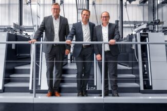 Stefan Kuper, Leiter Region Nord Heidelberger Druckmaschinen Vertrieb Deutschland GmbH, Dr. Ralph Dittmann, Geschäftsführer der WKS Gruppe, und Dr. David Schmedding, Vorstand Technologie und Vertrieb bei Heidelberg, nach der Unterzeichnung des Kaufvertrags für zwei Speedmaster XL 106 Peak Performance Maschinen und zwei CutStar Generation 4 (v.l.n.r.).