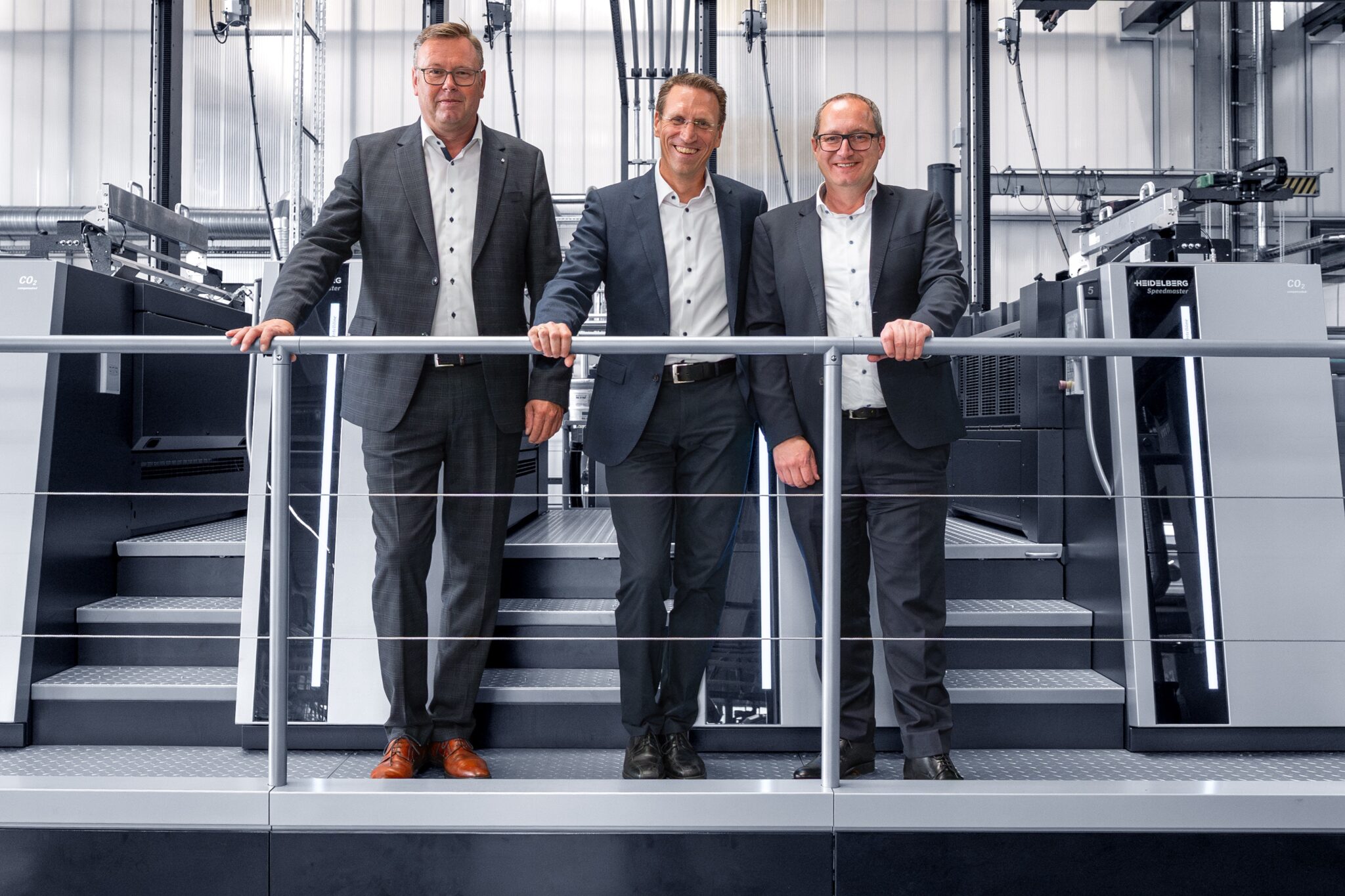 Stefan Kuper, Leiter Region Nord Heidelberger Druckmaschinen Vertrieb Deutschland GmbH, Dr. Ralph Dittmann, Geschäftsführer der WKS Gruppe, und Dr. David Schmedding, Vorstand Technologie und Vertrieb bei Heidelberg, nach der Unterzeichnung des Kaufvertrags für zwei Speedmaster XL 106 Peak Performance Maschinen und zwei CutStar Generation 4 (v.l.n.r.).