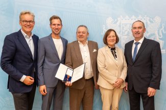 Bei der Feierstunde im Bayerischen Staatsministerium für Wirtschaft (v.l.): Holger Busch (Hauptgeschäftsführer VDMB), Matthias Manghofer (Vorstandsvorsitzender VDMB), Hannes und Meta Riebl gemeinsam mit dem Bayerischen Wirtschaftsminister Hubert Aiwanger.