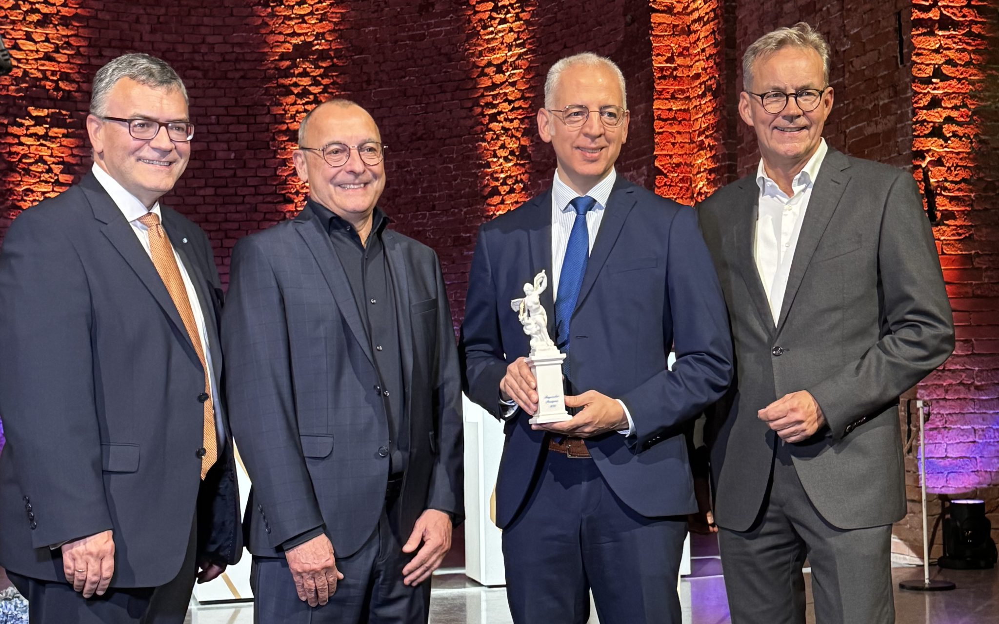 Staatsminister Dr. Florian Herrmann mit dem VDMB-Ehrenvorsitzenden Christoph Schleunung, Preisträger Roland Schreiner und VDMB-Hauptgeschäftsführer Holger Busch (v.l.n.r.).