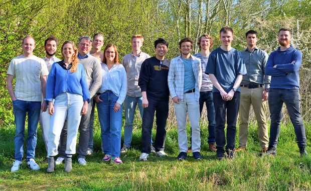 Druckindustrie: Die Conics-Gründer Dries Maerten (2.v.r.) und Frederic Vandelanotte (4.v.l.) mit dem Conics-Team