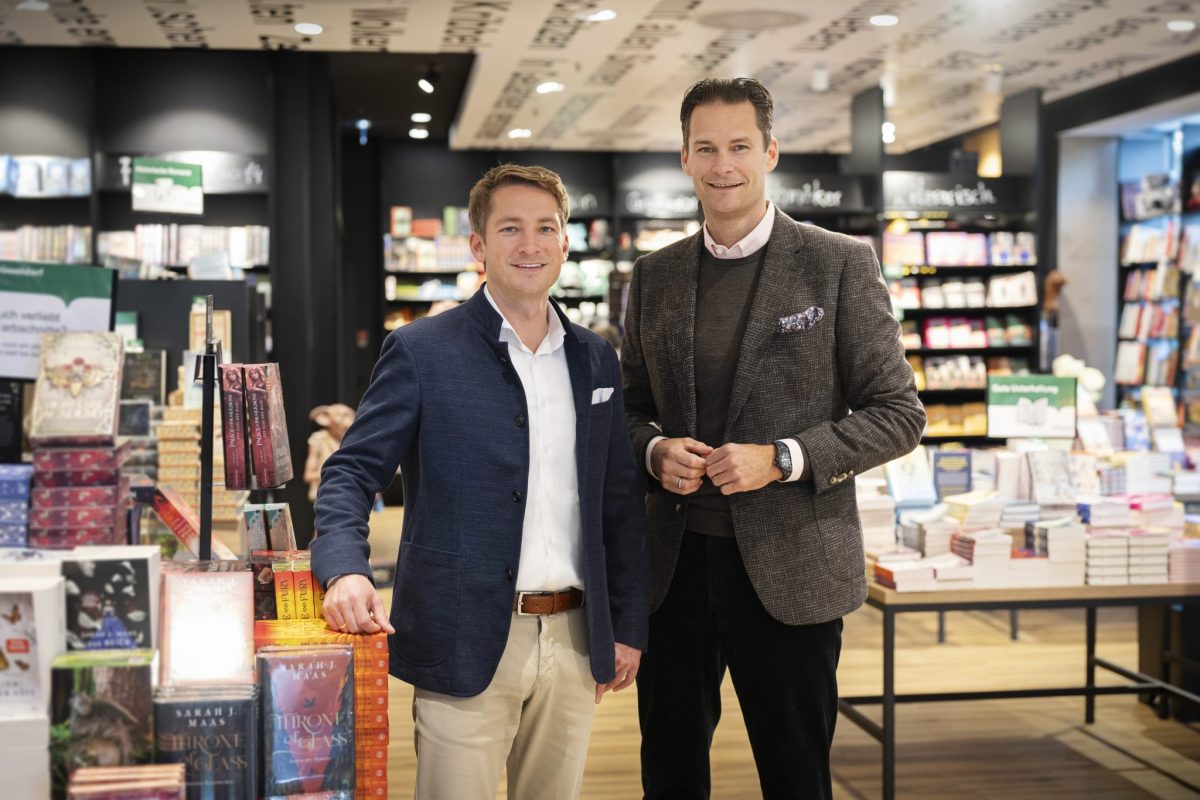 Sven Burkhard (Vorstand von Elanders Print & Packaging, links) und Ingo Kretzschmar (CEO von Thalia) freuen sich auf die Zusammenarbeit.