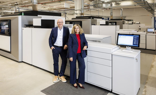 Ulrich Vollmer (Libri) und Alicia Cifré (Canon) vor einer der in Bad Hersfeld neu eingebrachten und in die automatisierten Prozesse des Buchgroßhandels integrierten Canon varioPrint iX3200