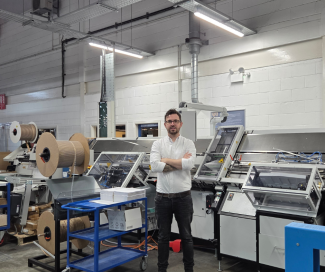 Mark Young, Geschäftsführer der Bluetree Group, vor der Renz Inline Classic 500 am Standort Manvers (UK).