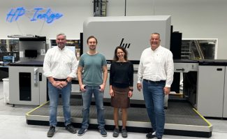 Mit der HP Indigo 18K vor allem die Produktion von personalisierten Fotopuzzles stärken (von links): Stephan Hartmann (HP), Thomas Kampke (Ravensburger), Jeanette Volk (HP) und Kai Linsner (Ravensburger, Director Operations)