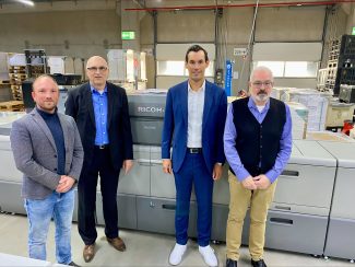 Vor einer der neuen Ricoh-Druckmaschinen (von links): Kay Wissendorf (Einkaufsleiter Zeitfracht Medien), Hans Dietmar Haupt (Sales Spezialist, Ricoh), Simon Fastenau (Senior Sales Specialist, Ricoh), Joachim Kühn (CPI).