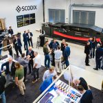 Im Experience Centre erhalten Besucher einen direkten Einblick in die Arbeit der Digitalveredelungsmaschinen von Scodix.