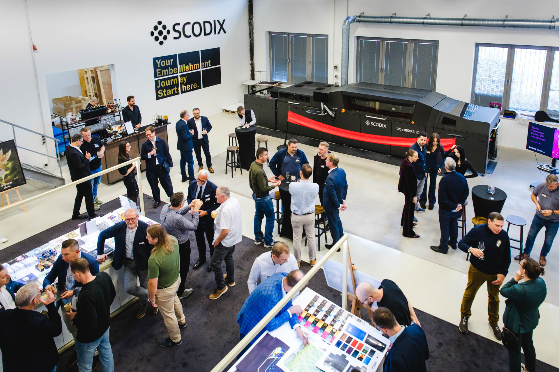 Im Experience Centre erhalten Besucher einen direkten Einblick in die Arbeit der Digitalveredelungsmaschinen von Scodix.