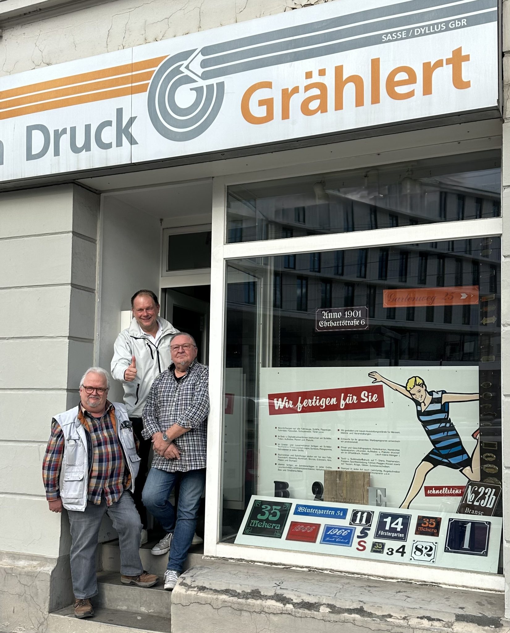 Wolf Christian Sasse, Thomas Rätzke und Peter Dyllus (v.l.n.r.) im Eingangsbereich des bisherigen Grählert-Ladengeschäfts in Hannover.