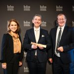 Der neue Rektor der HdM, Prof. Dr. Boris Alexander Kühnle (M.), mit der baden-württembergischen Wissenschaftsministerin Petra Olschowski und seinem Vorgänger Prof. Dr. Alexander W. Roos.