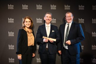 Der neue Rektor der HdM, Prof. Dr. Boris Alexander Kühnle (M.), mit der baden-württembergischen Wissenschaftsministerin Petra Olschowski und seinem Vorgänger Prof. Dr. Alexander W. Roos.
