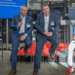 Oscar Pepermans (Rutgers), Kurt Schergen (Druckhaus Wittich) und Matthias Herrmann (Schmidt & Buchta) teilen ihre Praxiserfahrungen mit Thomas Göcke (Head of Marketing & CRM, Koenig & Bauer Paper & Packaging Sheetfed Systems; v.l.n.r.).