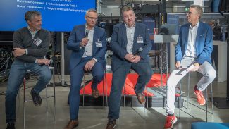 Oscar Pepermans (Rutgers), Kurt Schergen (Druckhaus Wittich) und Matthias Herrmann (Schmidt & Buchta) teilen ihre Praxiserfahrungen mit Thomas Göcke (Head of Marketing & CRM, Koenig & Bauer Paper & Packaging Sheetfed Systems; v.l.n.r.).