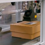 Das aktivierte InNo-Liner-Etikett haftet sofort auf saugenden Oberflächen.