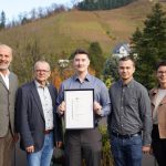 Der bundesbeste Papiertechnologie-Auszubildende Simon Pfeifer wurde auch intern bei der Koehler-Gruppe für seine Leistung gefeiert: V.l.n.r.: Dr. Stefan Karrer (Vorstand Technik), Hartmut Felsch (Werkleiter Oberkirch), Simon Pfeifer (Bundesbester Papiertechnologe), Bernd Heidenreich (Ausbilder der papiertechnischen Ausbildung), Simone Wölfle (Leiterin Personalentwicklung und Ausbildung).