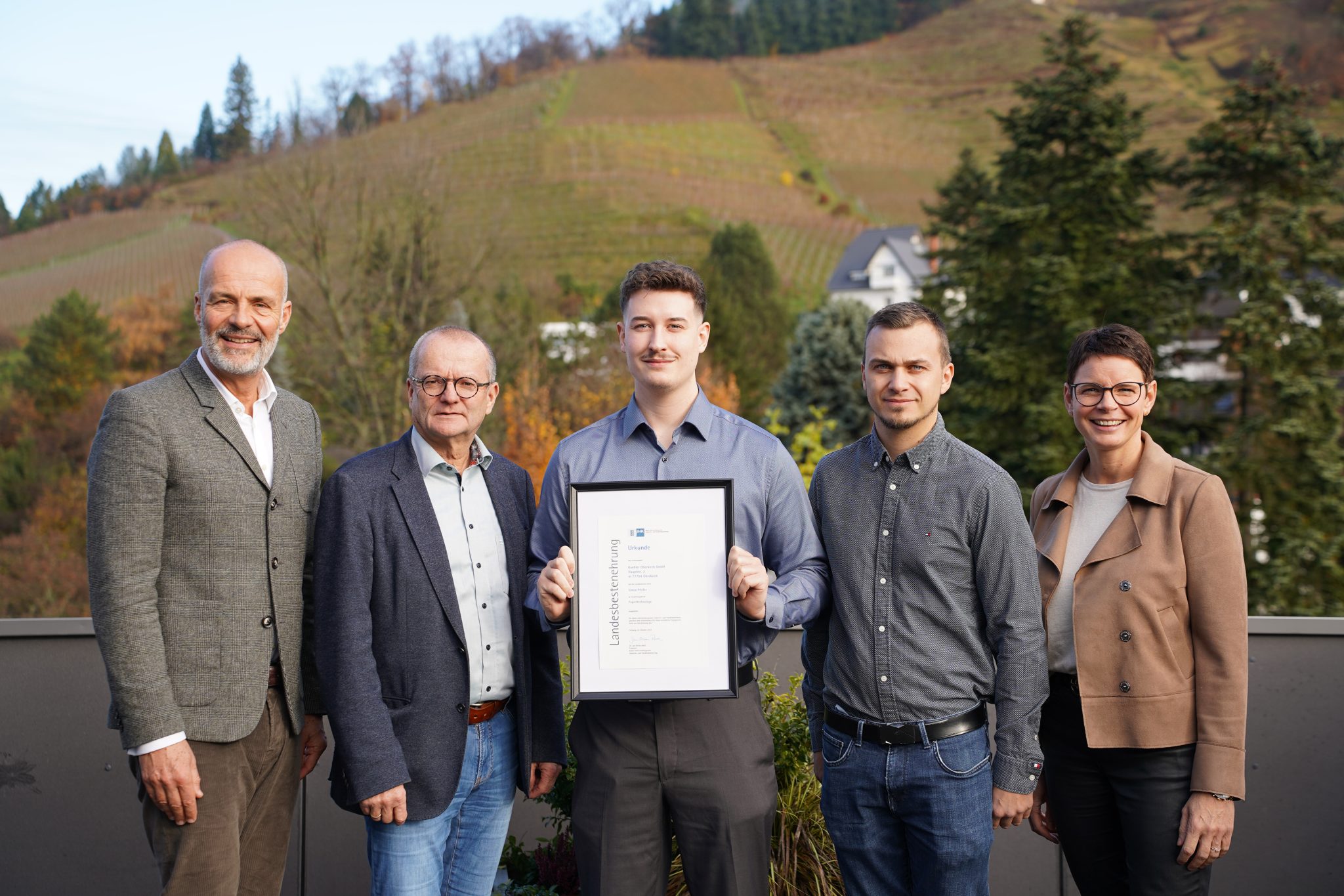 Der bundesbeste Papiertechnologie-Auszubildende Simon Pfeifer wurde auch intern bei der Koehler-Gruppe für seine Leistung gefeiert: V.l.n.r.: Dr. Stefan Karrer (Vorstand Technik), Hartmut Felsch (Werkleiter Oberkirch), Simon Pfeifer (Bundesbester Papiertechnologe), Bernd Heidenreich (Ausbilder der papiertechnischen Ausbildung), Simone Wölfle (Leiterin Personalentwicklung und Ausbildung).