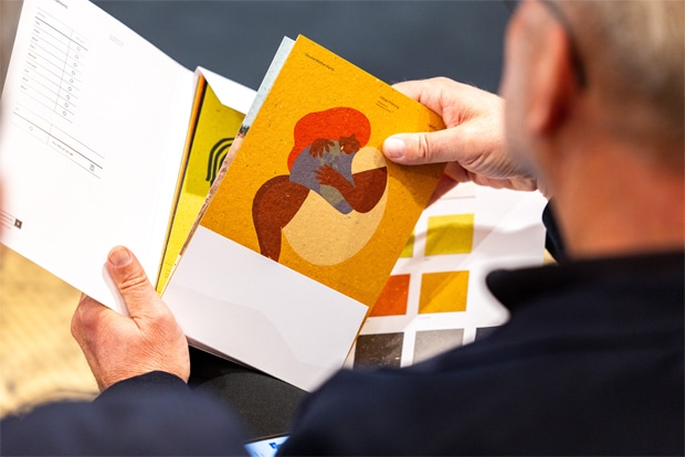 Unter anderem für die Papierentwicklungen aus alternativen Rohstoffen hat Gmund des Deutschen Nachhaltigkeitspreis 2026 erhalten.