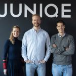 Neue Geschäftsführung bei Juniqe: Hans Theimann (Mitte) übernimmt die Geschäftsführung von Anna Ruhland (mit im Bild All-In-Group-CEO René Ruhland).