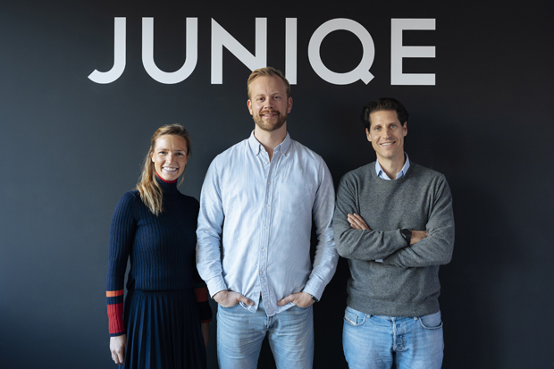 Neue Geschäftsführung bei Juniqe: Hans Theimann (Mitte) übernimmt die Geschäftsführung von Anna Ruhland (mit im Bild All-In-Group-CEO René Ruhland).