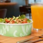 Metsä Board hat in einer verifizierten Fallstudie zum CO₂-Fußabdruck Takeaway-Schalen für Lebensmittel aus PE-beschichtetem Karton von Metsä Board mit einer Schale aus fossilem PP-Kunststoff verglichen.