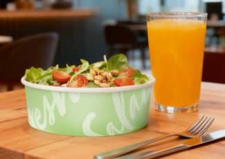 Metsä Board hat in einer verifizierten Fallstudie zum CO₂-Fußabdruck Takeaway-Schalen für Lebensmittel aus PE-beschichtetem Karton von Metsä Board mit einer Schale aus fossilem PP-Kunststoff verglichen.