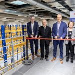 Geschäftsführer Roland Schreiner (Mitte), Seniorgesellschafter und Bauherr Helmut Schreiner (2.v.l.), seine Frau Ulrike Schreiner (2.v.r), der Technische Leiter Martin Moser (l.) und der Dorfener Bürgermeister Heinz Grundner (r.) eröffnen symbolisch den Anbau.