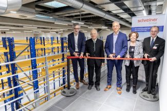 Geschäftsführer Roland Schreiner (Mitte), Seniorgesellschafter und Bauherr Helmut Schreiner (2.v.l.), seine Frau Ulrike Schreiner (2.v.r), der Technische Leiter Martin Moser (l.) und der Dorfener Bürgermeister Heinz Grundner (r.) eröffnen symbolisch den Anbau.