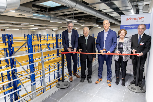 Geschäftsführer Roland Schreiner (Mitte), Seniorgesellschafter und Bauherr Helmut Schreiner (2.v.l.), seine Frau Ulrike Schreiner (2.v.r), der Technische Leiter Martin Moser (l.) und der Dorfener Bürgermeister Heinz Grundner (r.) eröffnen symbolisch den Anbau.