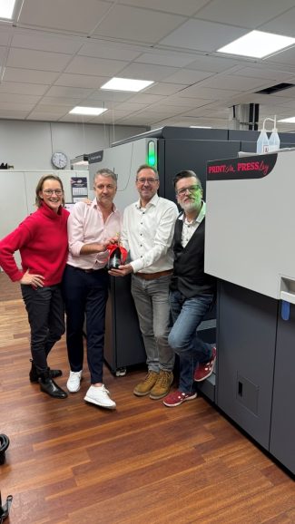 V.l.n.r.: Gabi Staats (Graphische Betriebe Staats Geschäftsführung), Stephan Meinke (Sales Executive Label&Packaging HP), Rainer Staats (Graphische Betriebe Staats Geschäftsführung), Thomas Kirstein (Graphische Betriebe Staats Betriebsleitung).