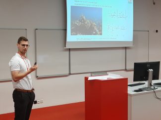 Druckweiterverarbeitung: Lukas Jenner bei der Vorstellung seiner bisherigen Forschungsergebnisse während der 51. internationalen Forschungskonferenz des iarigai, des internationalen Verbands forschender Institute und Hochschulen der Druck- und Medienbranche, im September 2025 in Pardubice (Tschechien)