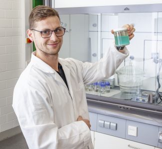 HdM-Doktorand Lukas Jenner: Von reichlich Trial & Error geprägt - die tagtägliche Suche nach dem stabilsten Bio-Klebstoff für die Bindung von Softcovern in der Druckweiterverarbeitung