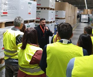 Betriebsleiter Ijad Nestler moderiert eine Besucherführung durch die Saxoprint-Produktion