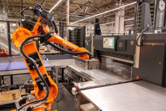 Höchste Prozesseffizienz beim Schneiden durch Robotereinsatz: Saxoprint will stets Vorreiter sein